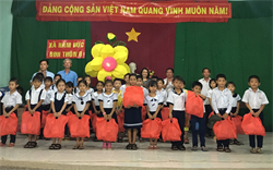 Tổ chức cho các em vui Tết Trung thu tại Thôn 6 - xã Hàm Đức huyện Hàm Thuận Bắc